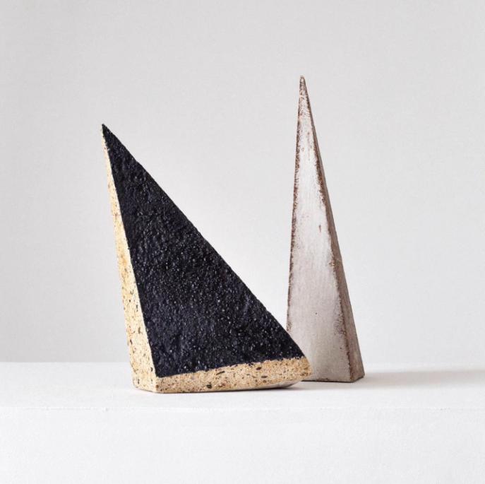 Sculpture pyramides noir blanc