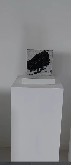 Sculpture carre noir sur socle